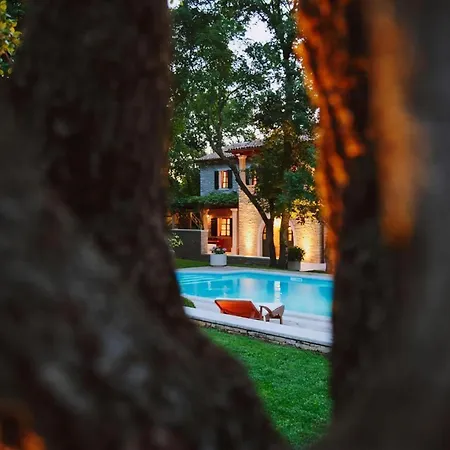 Mit Garten Und Pool Sowie Herrlicher Aussicht